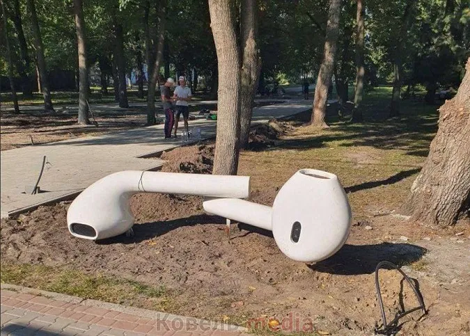 У Ковелі встановили найбільші AirPods у світі (відео)