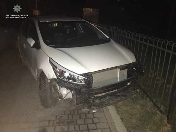 На Волині п'яна водійка «зачепила» п'ять автомобілів і паркан (відео) 
