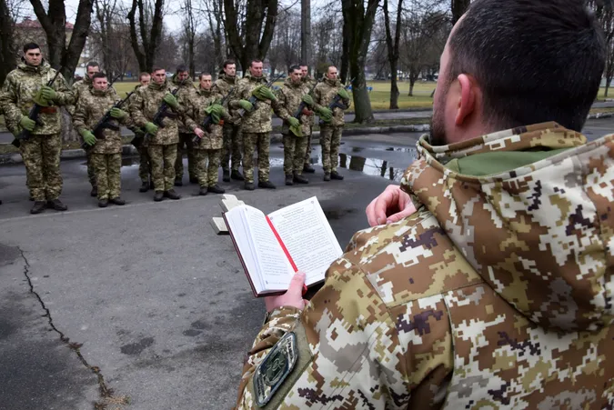 Юні та не дуже: у Луцьку новобранці-прикордонники склали присягу (фото)