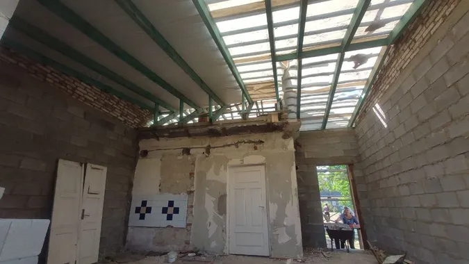 На Волині відновлюють будинок, на який впали уламки ракети (фото)