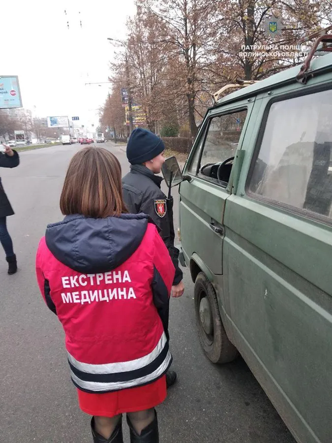 Патрульні спільно з медиками перевірили луцьких водіїв на чемність (фото, відео)