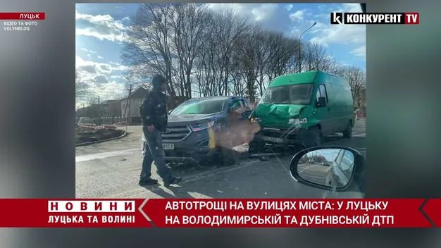 Потрощені автівки та уламки на дорозі: на вулицях Луцька трапились ДТП (відео)