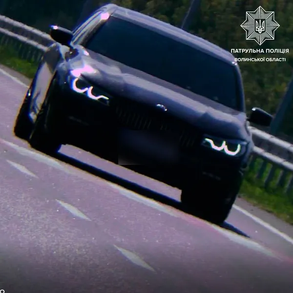 Під Луцьком BMW «пролетіла» селом на швидкості 155 км/год (фото)