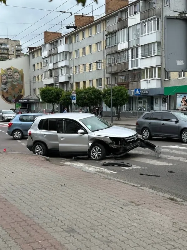У центрі Луцька – автотроща: Tesla вилетіла на тротуар (фото, відео)