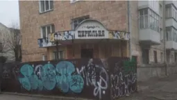 «Цирюльню» в Луцьку змусили прибрати територію і знести паркан (фото)