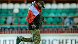Боєць «Сталевої сотки» відкрив матч чемпіонату України з футболу (фото)