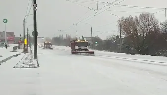Дороги на Волині чистять, але не посипають: чому так (відео)