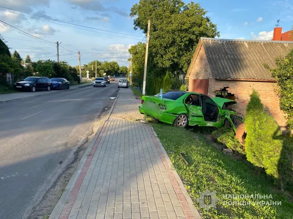 «Беха» протаранила гараж: повідомили деталі ДТП у Липинах (фото)