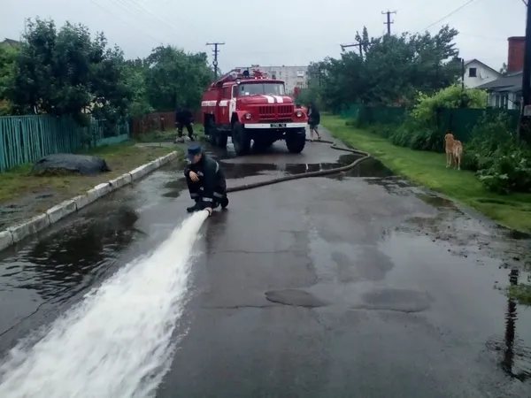 На Волині дощі залили три райони: рятувальники відкачують воду (фото)