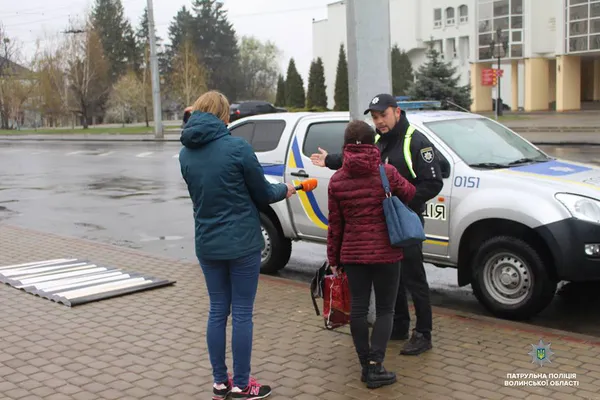 Патрульні навчали лучан правильно переходити дорогу (фото)