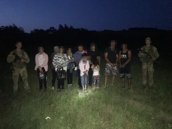 В Україні прикордонники затримали нелегальних мігрантів – громадяни Афганістану та Угорщини (фото)