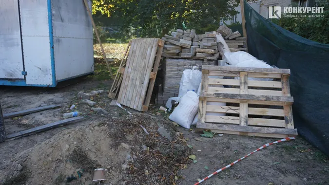 Штучне покриття та ліхтарі: у Луцьку завершують будівництво урбан-парку (фото)