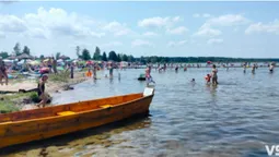 Елітні авто, пончики і ТЦК: на Світязі – ніде яблуку впасти (фото)