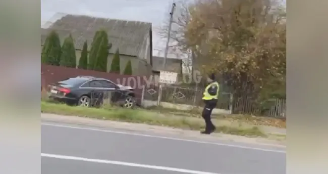 Під Луцьком «ауді» протаранила паркан і знесла електроопору