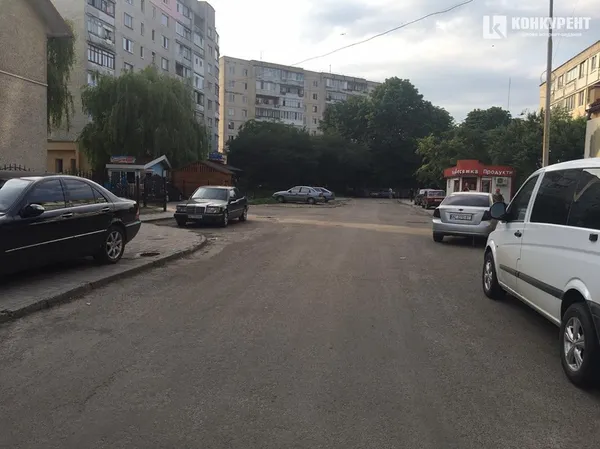 Досить часто автомобілі паркують в сусідньому дворі будинку, що навпроти  басейну