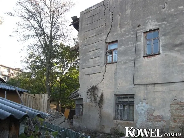 На Волині обвалилася частина старовинного будинку (фото)