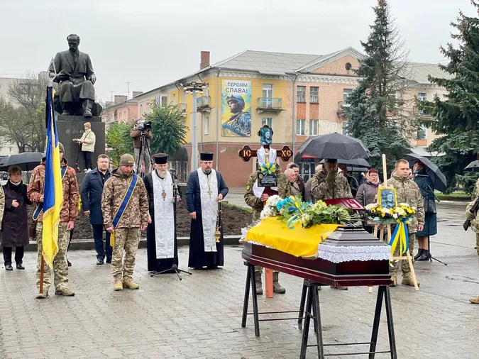Тіло шукали два роки: Нововолинська громада попрощалася з воїном Костянтином Мрочком (фото)