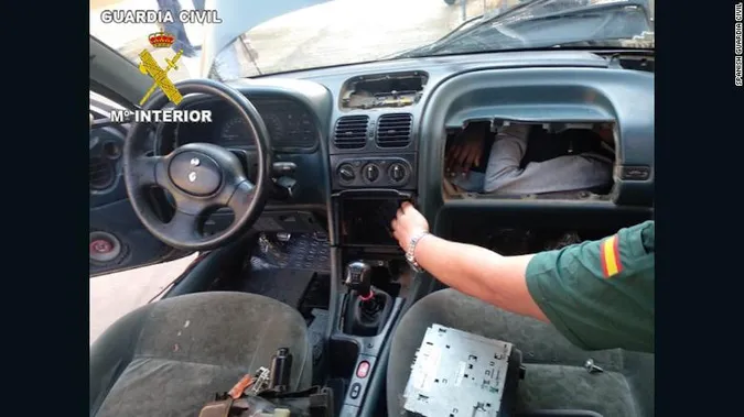 В Європу у «бардачку»: в Іспанії затримали нелегалів, які сховалися під капотом авто (фото)