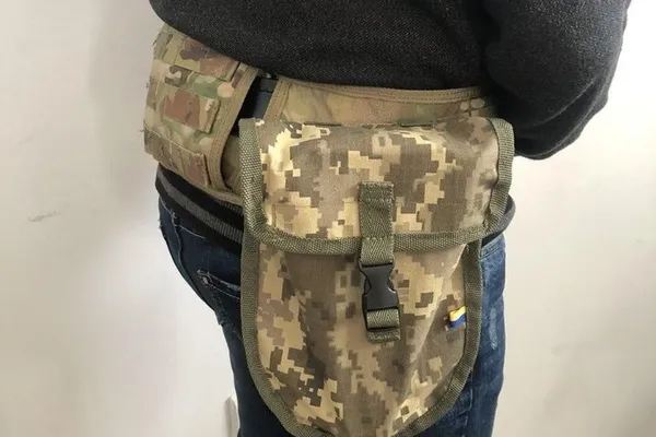 У Луцьку переселенка шиє для військових на старій бабусиній машинці: на фронт передали тисячі виробів (фото, відео)