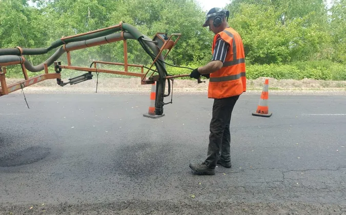 На Волині дорожники «запирскують» вибоїни на трасах (фото)
