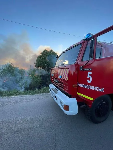 У Луцьку на світанку спалахнула пожежа в будинку – покрівля згоріла (фото)