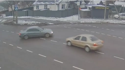 У Луцьку на перехресті зіткнулися Mercedes та Geely (відео)