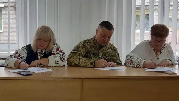 Дмитро Смолинський пише диктант