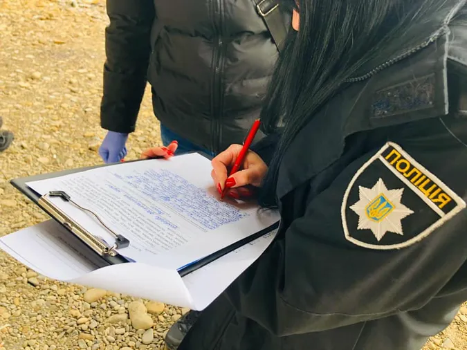 У Нововолинську біля монастиря виявили тіло чоловіка (фото, відео 18+)