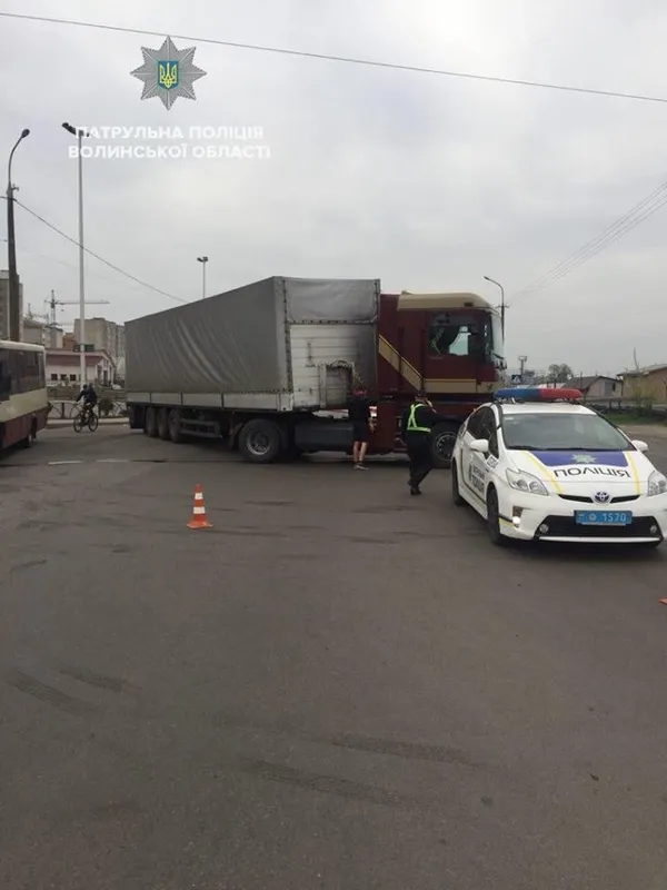 У Луцьку – аварія за участю вантажівки: є постраждалі (фото) 