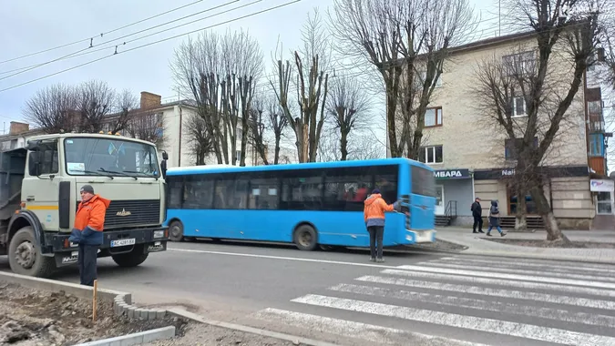 Рух ускладнений: що коїться на проспекті Волі у Луцьку (фото, відео)