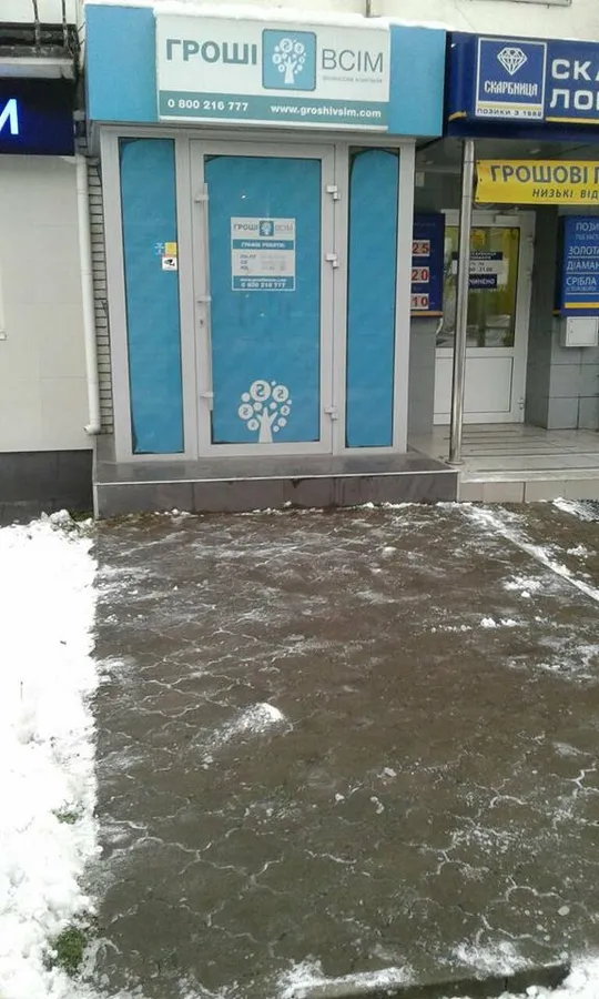 Луцькі муніципали змусили підприємців взятись за лопати (фото)