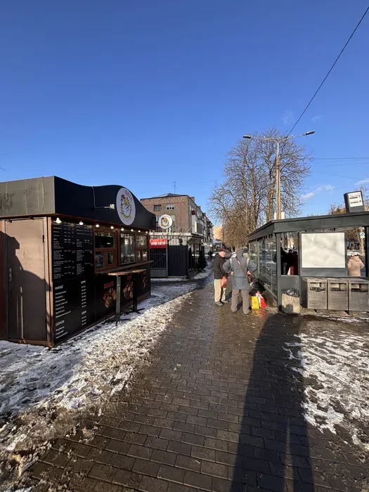 Пропрацював три місяці: у Луцьку продають новий заклад з хрусткою курочкою
