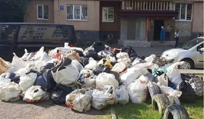 Таргани та сморід в під'їзді: у Луцьку чоловік розвів сміттєзвалище у квартирі (фото)