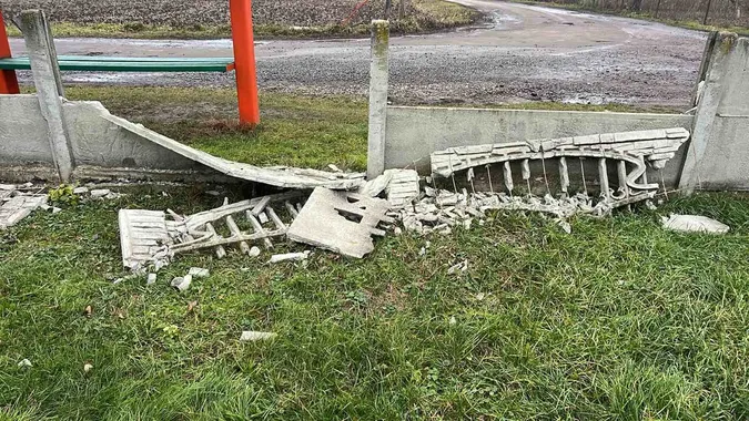 На Волині вандали вночі пошкодили паркан біля храму (фото)