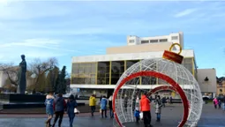 Як у Луцьку чепурять Театральний майдан до новорічно-різдвяних свят (фото)