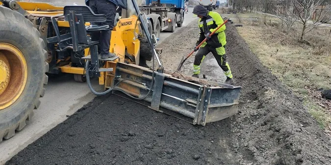 На Волині розчищають узбіччя важливих доріг: для чого (фото)