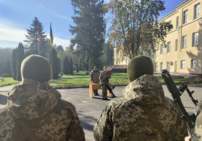І контрактники, і мобілізовані: у Луцьку прикордонники склали присягу (фото)