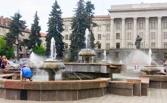У Луцьку запрацювали фонтани