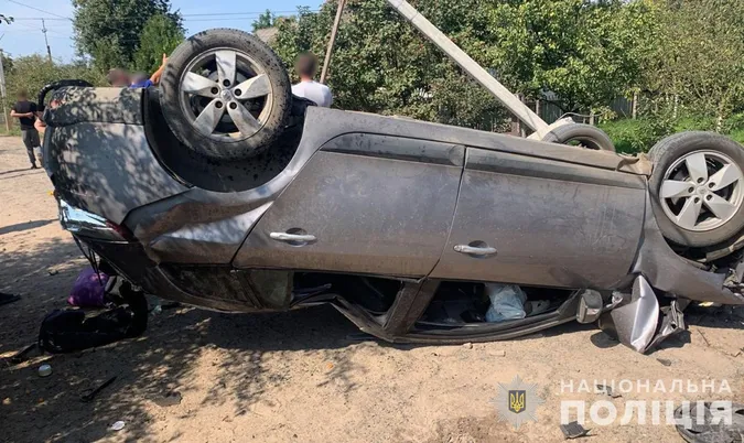На Волині «рено» протаранило паркан і стовп й перекинулось – семеро травмованих (фото)
