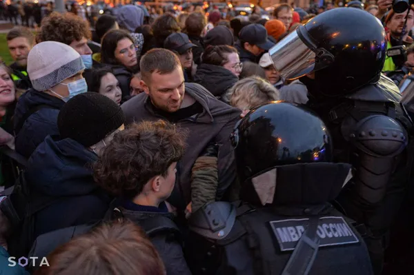 «Путіна – в окопи!»: у москві зібрався масовий мітинг проти мобілізації та війни (відео)