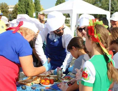 На Харківщині приготували велетенський бутерброд із салом (фото)