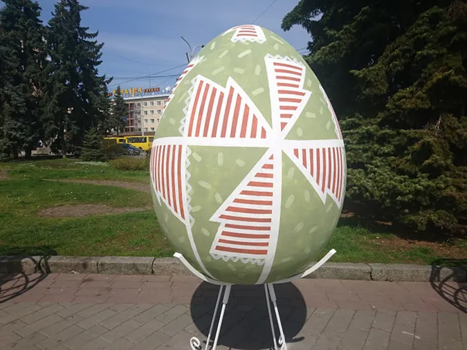 У центрі Луцька з'явилися яйця (фото)