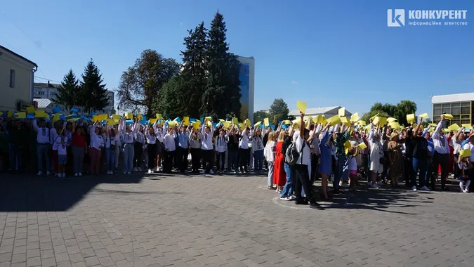 Лучани у День міста тілами склали карту України (фото)