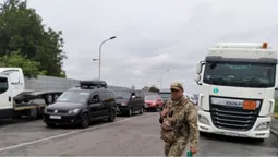 Десятки автівок: на «Устилузі» – величезні черги (фото)