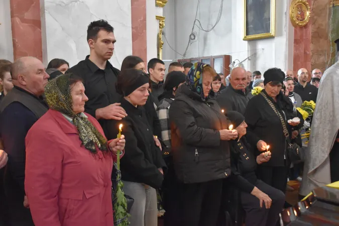 Навіки додому: Луцьк попрощався з двома мужніми воїнами – Анатолієм Андрусиком та Богданом Новосадом