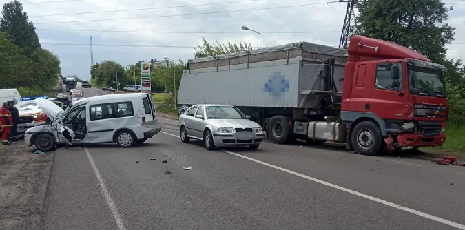 У Нововолинську фура врізалась у легковик – травмованого водія визволили рятувальники (фото, відео)