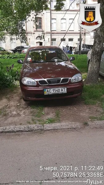 У Луцьку в одному дворі 27 авто стояли на газонах (фото)