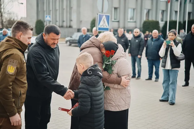 Родині загиблого воїна з Волині Віктора Карпука передали державну нагороду