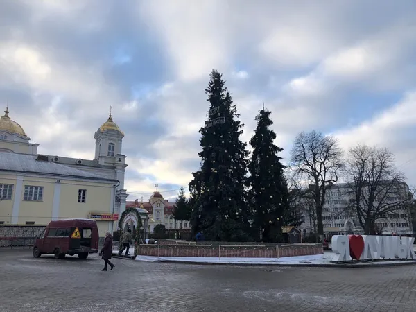 Час «після свят» настав: у Луцьку з центральних ялинок знімають прикраси (фото)