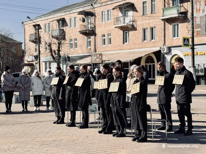 Зв'язані руки та скотч на вустах: на Волині діти провели перформанс (фото)